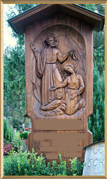 Tomb of oak with Holy Family